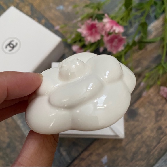 CHANEL - Camelia Porcelain Paper Weight - Picture 8 of 10